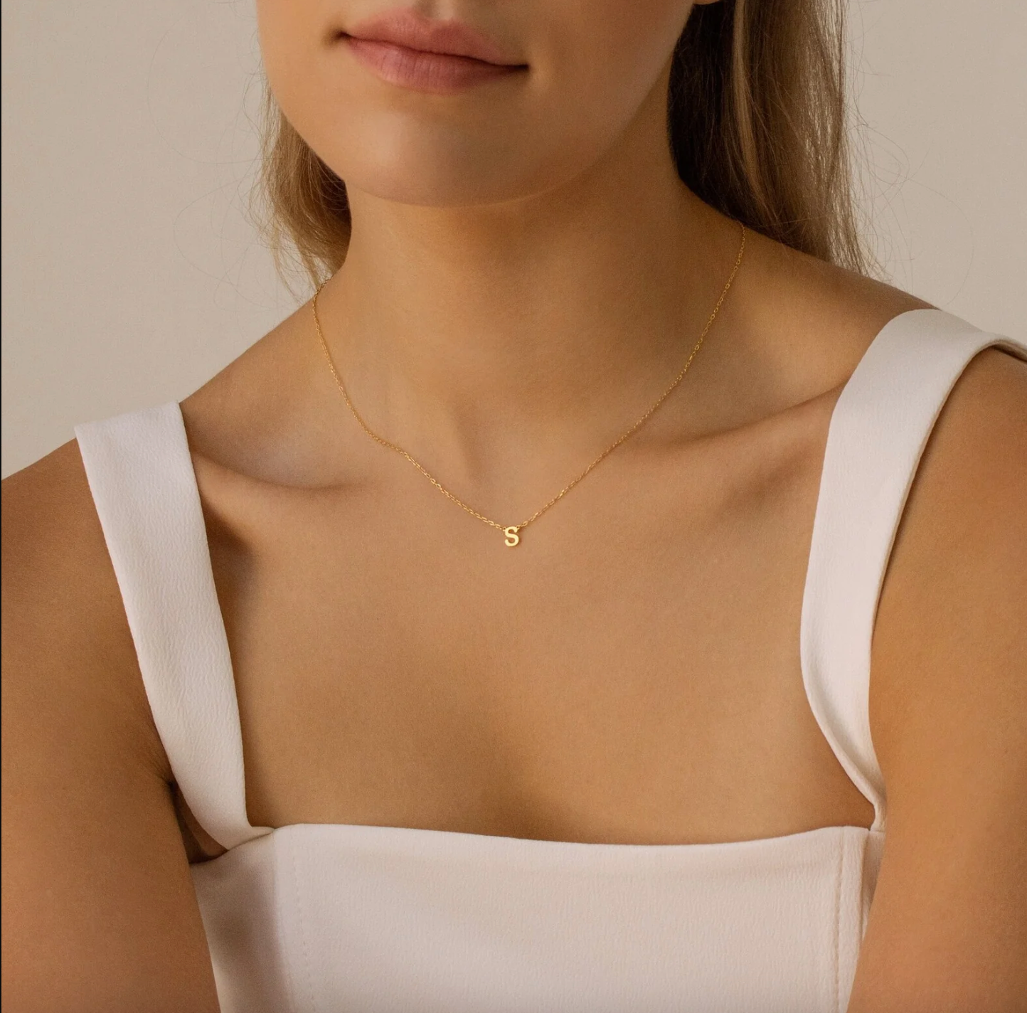 Collar con inicial delicada