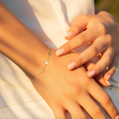 Pulsera con inicial delicada